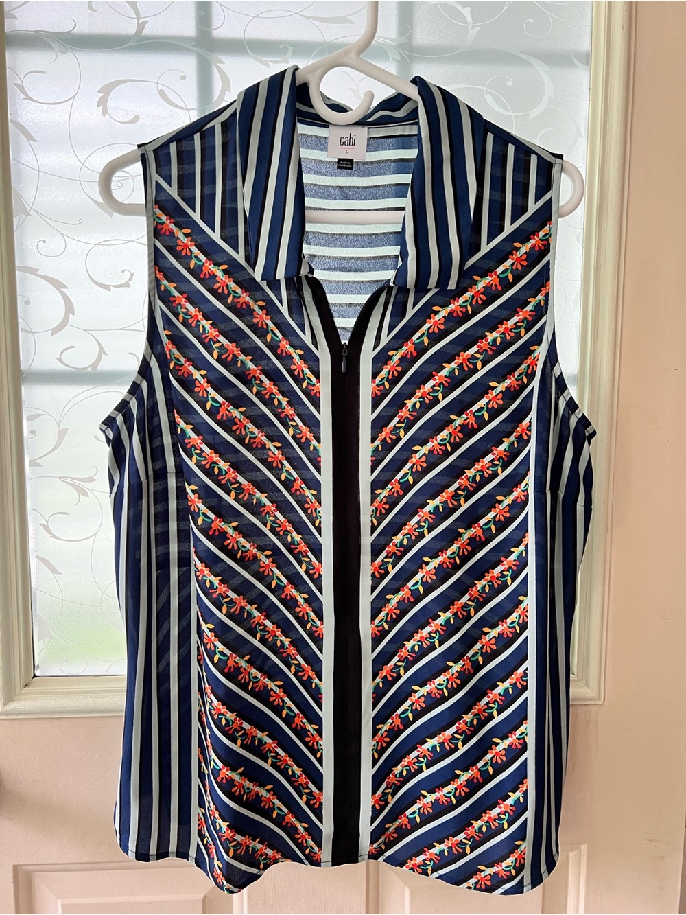 Cabi sz L Chevron sleeveless top striped pattern delicate floral, 1/4 zip.